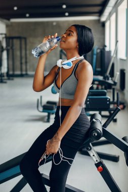 Güzel bir siyah kız bir spor salonunda meşgul