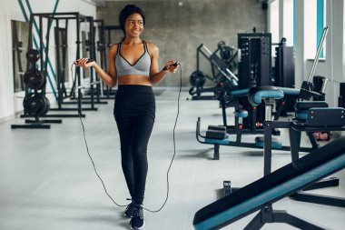 Güzel bir siyah kız bir spor salonunda meşgul