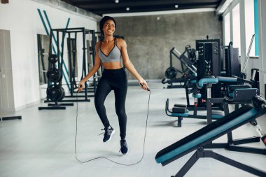 Güzel bir siyah kız bir spor salonunda meşgul