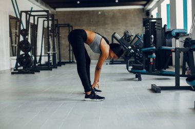 Güzel bir siyah kız bir spor salonunda meşgul