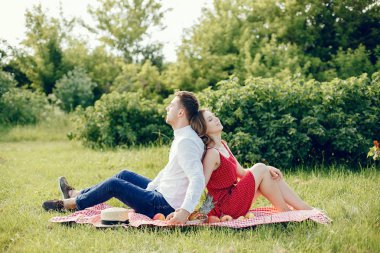 Güzel bir çift yaz tarlasında vakit geçirir.