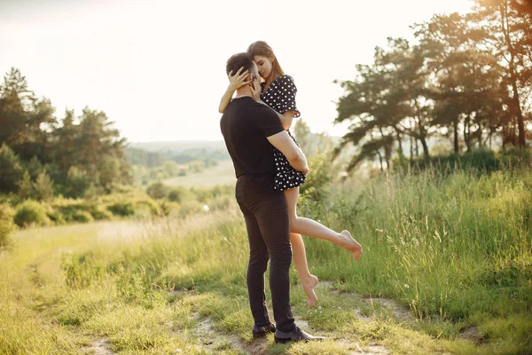 Güzel bir çift yaz parkında vakit geçirir.