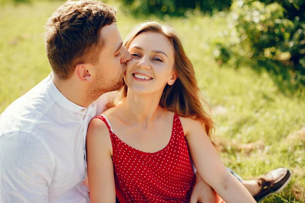 Belo casal passar o tempo em um campo de verão — Fotografia de Stock