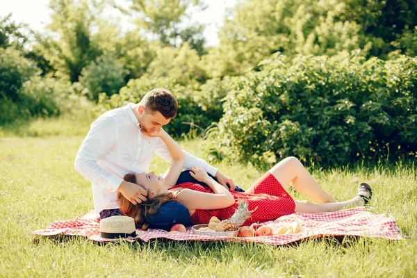 Красива пара проводить час на літньому полі — стокове фото