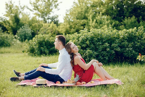 Beau couple passer du temps sur un champ d'été — Photo