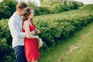 Güzel bir çift yaz tarlasında vakit geçirir.