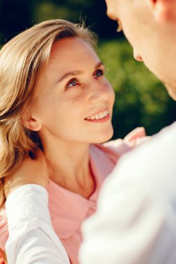 Güzel bir çift yaz tarlasında vakit geçirir.