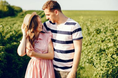 Güzel bir çift yaz tarlasında vakit geçirir.