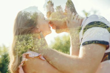 Güzel bir çift yaz tarlasında vakit geçirir.