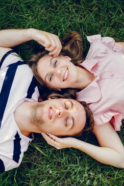 Güzel bir çift yaz tarlasında vakit geçirir.