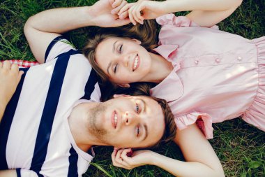 Güzel bir çift yaz tarlasında vakit geçirir.