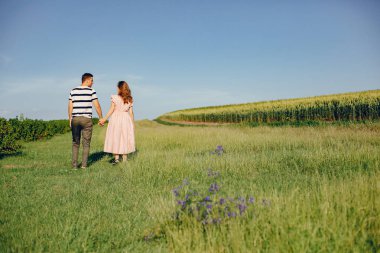 Güzel bir çift yaz tarlasında vakit geçirir.