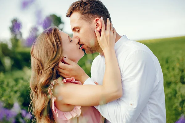 Hermosa pareja pasar tiempo en un campo de verano —  Fotos de Stock