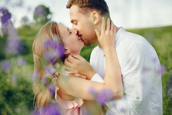 Hermosa pareja pasar tiempo en un campo de verano — Foto de Stock