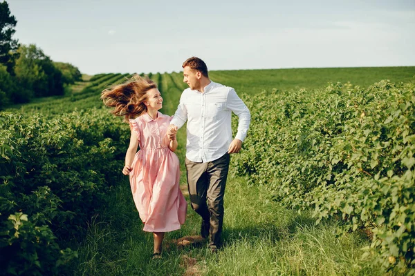 Vackra par tillbringar tid på ett sommarfält — Stockfoto