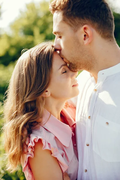 Belo casal passar o tempo em um campo de verão — Fotografia de Stock