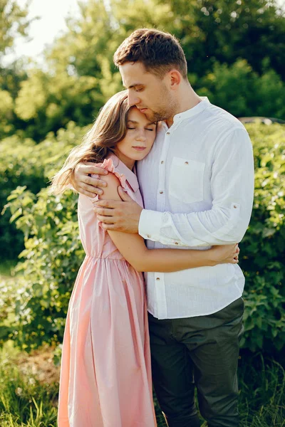 Hermosa pareja pasar tiempo en un campo de verano —  Fotos de Stock