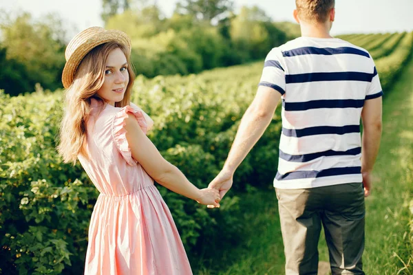 Belo casal passar o tempo em um campo de verão — Fotografia de Stock