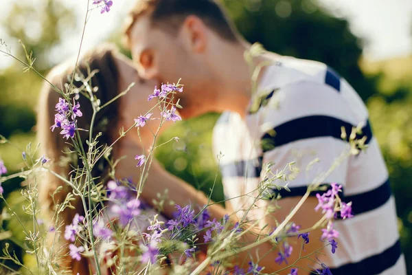 Belo casal passar o tempo em um campo de verão — Fotografia de Stock