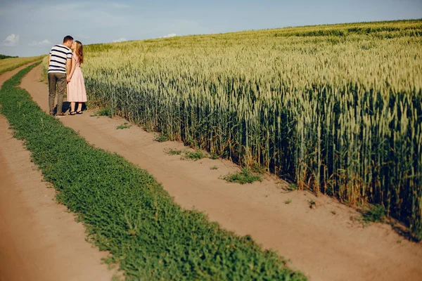 Belo casal passar o tempo em um campo de verão — Fotografia de Stock