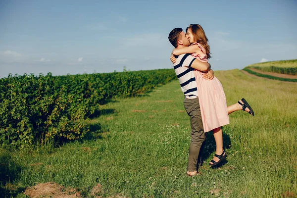 Belo casal passar o tempo em um campo de verão — Fotografia de Stock