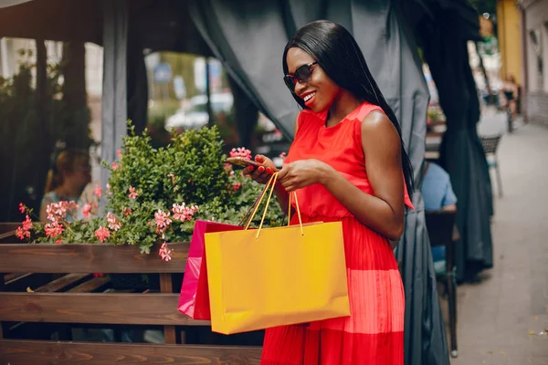 街で買い物袋を持つ美しい黒人の女の子 — ストック写真