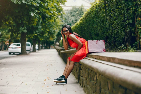 Bir şehirde alışveriş çantaları ile güzel siyah kız