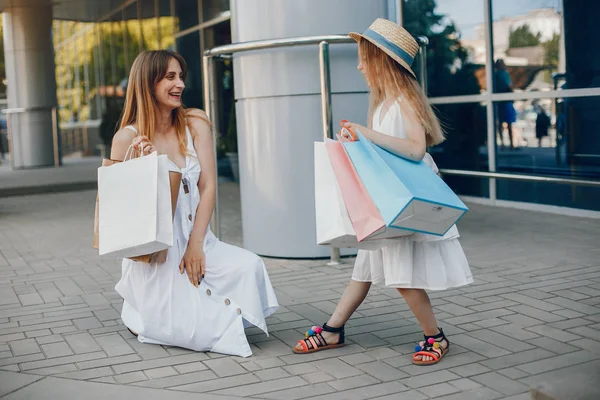 Mor och dotter med shoppingväska i en stad — Stockfoto