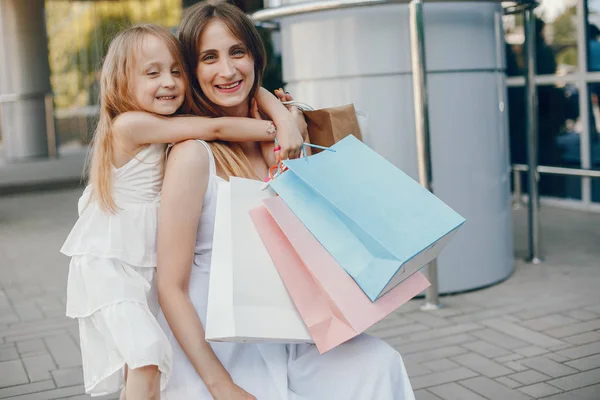 도시에서 쇼핑백을 들고 있는 어머니와 딸 — 스톡 사진