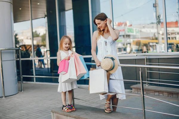 Anya és lánya bevásárlószatyorral a városban — Stock Fotó
