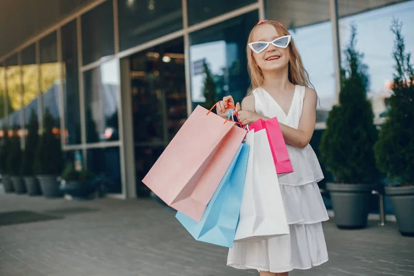 Aranyos kislány bevásárlótáska a városban — Stock Fotó