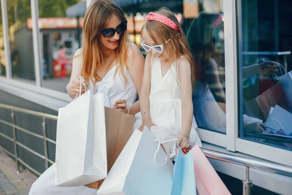 Matka a dcera s nákupní taškou ve městě — Stock fotografie