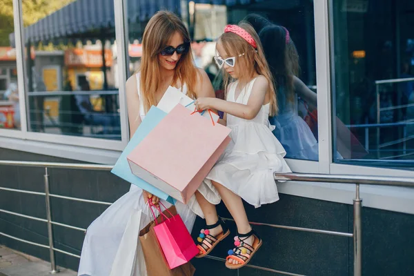Mor och dotter med shoppingväska i en stad — Stockfoto