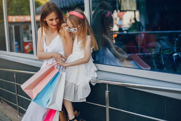 Matka a dcera s nákupní taškou ve městě — Stock fotografie