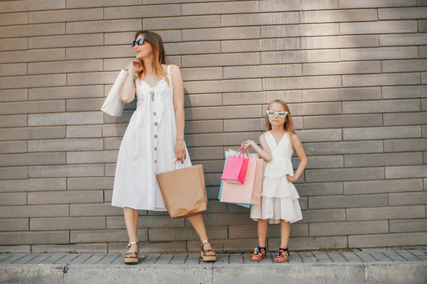 Anya és lánya bevásárlószatyorral a városban — Stock Fotó