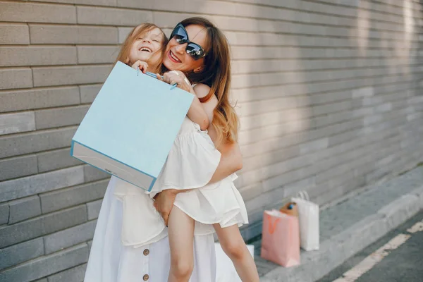 在城市里带购物袋的母亲和女儿 — 图库照片