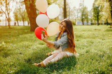 Balonlar ile kız