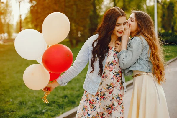 Chicas con globos —  Fotos de Stock