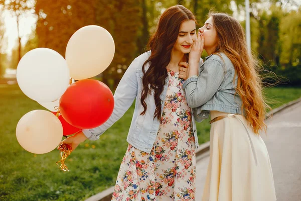 Ragazze con palloncini — Foto Stock