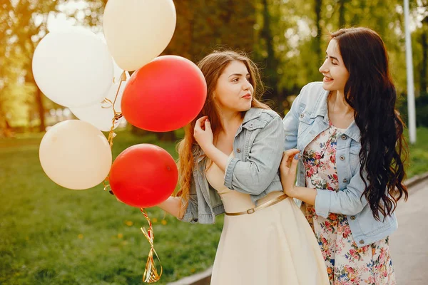 Meninas com balões — Fotografia de Stock