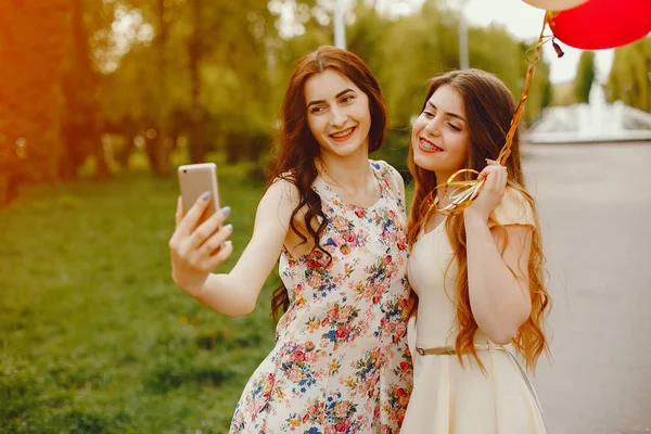 Ragazze con palloncini — Foto Stock