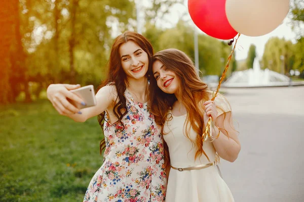 Ragazze con palloncini — Foto Stock