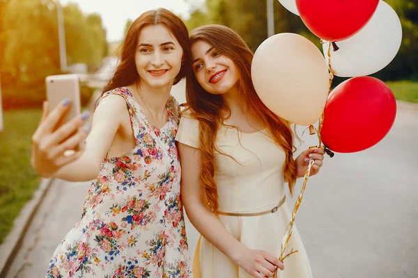 Ragazze con palloncini — Foto Stock