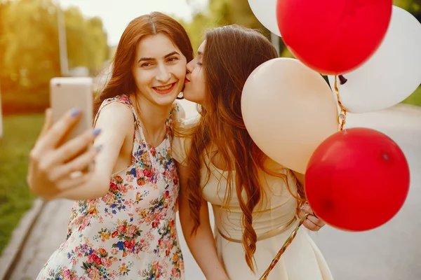 Dívky s baňkách — Stock fotografie