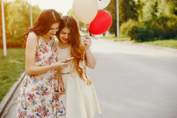 Κορίτσια με μπαλόνια — Φωτογραφία Αρχείου