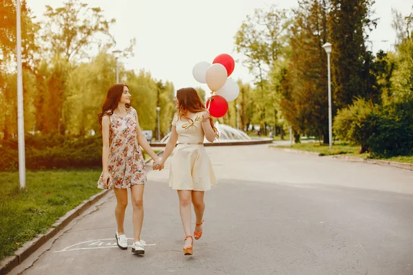 Filles avec des ballons — Photo