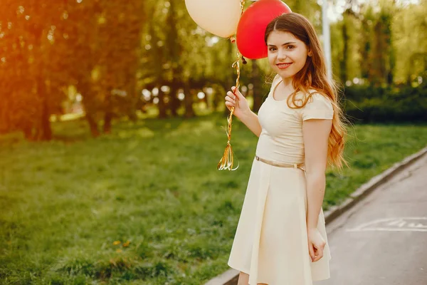 Flicka med ballonger — Stockfoto