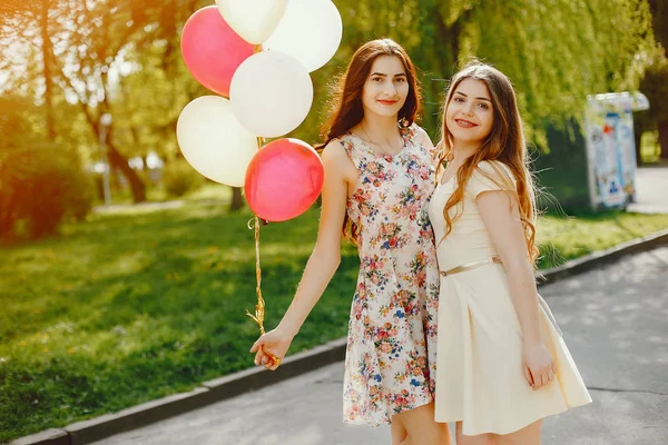 Ragazze con palloncini — Foto Stock