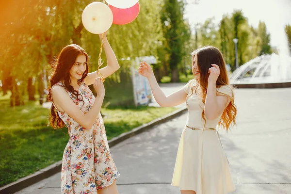 Chicas con globos —  Fotos de Stock