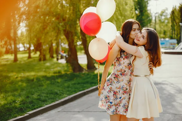 Meisjes met ballons — Stockfoto